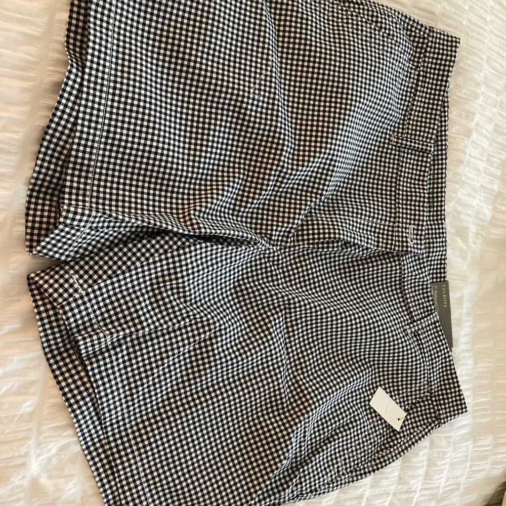 TALBOTS WOMANS RELAXED CHINO SHORTS. Black& white